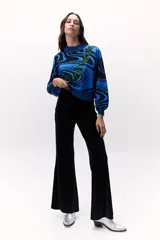 Sweater tejido de punto color azul con diseño marmoleado en negro y aplique bordado con contorno verde.