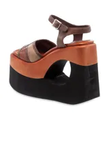 Sandalia de cuña con plataforma recortada. Parte superior de cuero, forro de cuero, suela sintética. Cierre con hebilla. Taco de 7cm aprox.