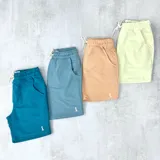 Short de algodón color celeste con cintura elástica ajustable con cordón y bolsillos laterales.