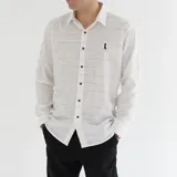 Camisa de manga larga de algodón color blanco con diseño a cuadros finos en negro, cuello italiano, cierre con botones marrones y logo bordado en el pecho.
