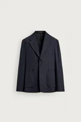 Blazer regular fit azul marino con solapas de muesca, cierre de un botón frontal y bolsillos de parche en la cadera.