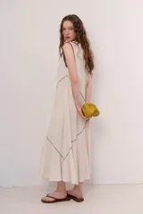 Vestido midi de corte diagonal, color marrón, con diseño sin mangas y escote redondo.