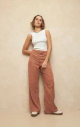 Pantalón de pana azul grisáceo, de tiro alto y corte acampanado, con cinturón incorporado y bolsillos laterales.