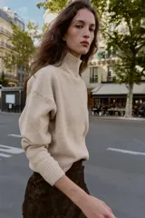 Jersey de punto liso con cuello subido y manga larga, de corte holgado y diseño minimalista.