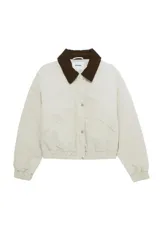 Campera corta acolchonada color beige, con cuello de pana en contraste color marrón. Presenta cierre frontal con botones a presión, bolsillos laterales y puños y bajo con acabado elástico.