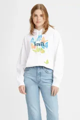 Buzo hoodie blanco de Levi's con estampado de mariposas de colores y logo de la marca en el frente.