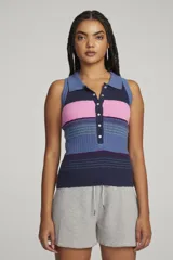 Top sin mangas de punto acanalado con cuello polo y botones frontales. Diseño a rayas horizontales en tonos azul, rosa y morado.