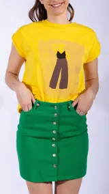 Minifalda verde con hilera de botones plateados al frente.