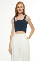 Top corto azul marino con breteles anchos y escote cuadrado.