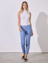 Pantalón color beige de gabardina elastizada, marca Zac & Rachel. Corte recto, pretina ancha pespunteada y largo al tobillo.