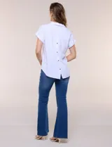 Blusa blanca de algodón y viscosa, con cuello camisero, escote en V y mangas cortas con vuelta.