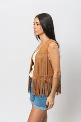Chaleco marrón de gamuza con flecos y tachas plateadas.