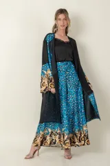 Túnica larga con estampado animal print en tonos celeste y blanco, con detalles de seda estampada con motivos barrocos en mangas y ruedo.