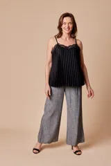 Musculosa color beige de satén plisado con puntilla de encaje en el escote y breteles finos regulables.