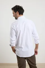 Camisa blanca de vestir, de manga larga y corte clásico.