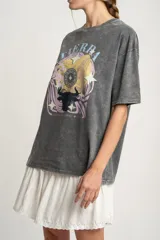 Remera gris con estampa de la palabra "Tierra" y signos zodiacales.