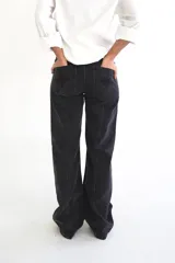 Pantalón de jean recto de tiro medio, con costuras verticales decorativas en el frente y bolsillos laterales. Presenta un diseño de lavado desgastado en tono gris.