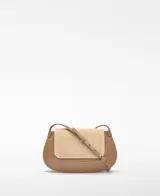 Bandolera pequeña de piel bovina en tonos camel y beige. El cuerpo principal es de piel lisa color camel con forma redondeada, y la solapa frontal es de serraje (gamuza) color beige claro. Posee un asa larga regulable y un tarjetero en el interior y exterior.