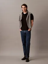Chomba negra de manga corta con cuello polo y tapeta de tres botones. Monograma de Calvin Klein bordado en el pecho. Corte regular.