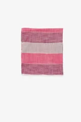Pashmina rectangular con diseño a rayas horizontales en tonos rosado, fucsia y beige.