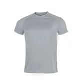 Remera deportiva gris de poliéster con cuello redondo y mangas cortas.