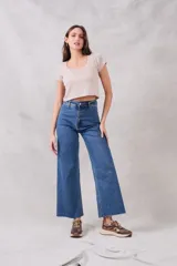 Top color beige de lurex, corte crop y mangas cortas.