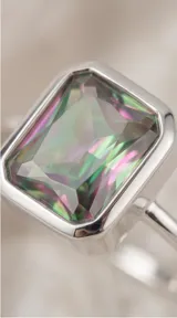Anillo de plata 925 con piedra de topacio místico en corte rectangular y engaste liso.