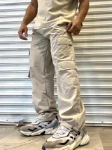 Pantalón cargo beige de corte recto con puños ajustables y doble bolsillo cargo.