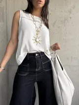 Musculosa blanca de lino con detalle de calado en el escote y sisas.