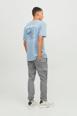 Pantalón cargo gris con bolsillos laterales, cierre de cremallera y corte recto.