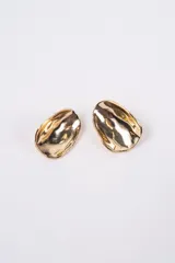 Aros tipo caravana con diseño ovalado de superficie irregular y acabado brillante.