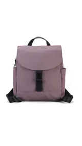 Mochila de diseño compacto con tapa frontal y cierre de hebilla tipo clip. Cuenta con correas ajustables, asa superior, bolsillos laterales y bolsillo trasero con cierre.