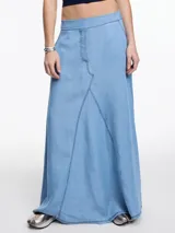 Falda larga negra de denim liviano en 100% lyocell, de silueta amplia y fluida, con cintura con elástico en la parte trasera, bolsillos laterales y recorte delantero con costuras a contratono.