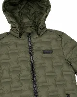 Campera puffer de nylon color verde oliva, con diseño termosellado, capucha integrada y cierre frontal. Incluye parche con logo de la marca en el pecho.