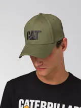 Gorra de béisbol de color verde oliva con visera curvada y logotipo de Caterpillar bordado en negro en la parte frontal. Cuenta con tira trasera ajustable con cierre metálico.