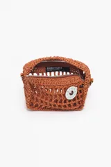 Bolso de mano marrón tejido a crochet con asa corta y correa de cadena plateada.