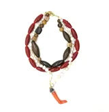 Collar de tres hilos con cuentas de resina rojas, perlas de vidrio blancas y cuentas de madera en tonos marrones. Incluye un dije colgante en forma de coral rojo.