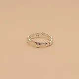 Anillo de plata 925 con diseño de corazones.