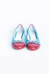 Ballerinas de cuero con puntera de charol rojo y cuerpo de gamuza turquesa. Aplique de cadena níquel en el borde superior.