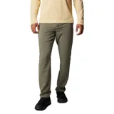 Pantalón chino Columbia modelo Sage Peak, color verde militar, con tecnología Omni-Shield que repele líquidos y manchas. Cuenta con bolsillos laterales, bolsillos traseros, presillas para cinturón y corte de pierna recta.
