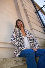 Tapado de lana con estampado animal print de leopardo, corte recto y solapas clásicas.