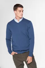 Sweater de hilo color borgoña, con cuello en V y logo bordado en el pecho.