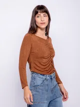 Top negro de manga larga con escote en V y frunces en el frente.