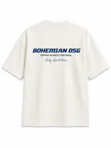 Remera de algodón color blanco, de corte oversize y manga corta, con estampado tipográfico en azul en la espalda con la inscripción "BOHEMIAN DSG CERTIFIED AUTHENTIC STREETWEAR Only Good News".