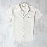 Camisa de manga corta color beige jaspeada con cuello común y cierre con botones.