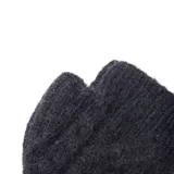 Guantes sin dedos de tejido de punto trenzado en color gris oscuro.