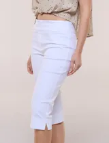 Pantalón capri blanco de tiro alto, corte entallado y silueta ajustada, con pretina ancha elastizada sin cierres, bolsillos simulados al frente y pequeños tajos en los ruedos.
