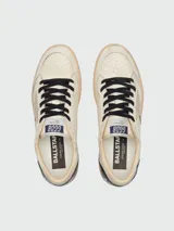 Zapatillas Golden Goose modelo Ballstar confeccionadas en cuero nappa color crema, con estrella laminada en el lateral, cordones negros y suela de goma con efecto desgastado.