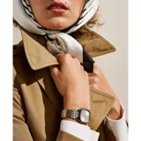 Reloj Skagen de la colección Mellem Lille con caja de 28 mm y esfera plateada minimalista. Presenta un diseño bicolor en acero inoxidable con eslabones plateados y dorados, movimiento de tres agujas y resistencia al agua de 3 ATM.