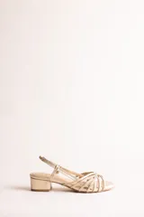 Sandalias de taco bajo cuadrado de 4 cm, color dorado, con múltiples tiras finas cruzadas en el empeine y tira ajustable en el talón.